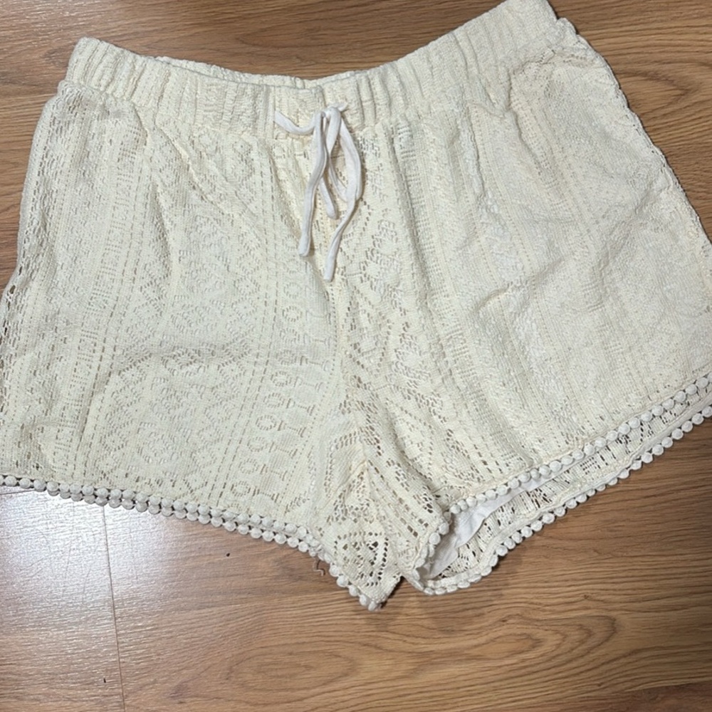 Vero moda Women's Cream Lace Shorts